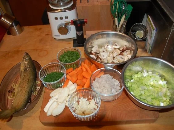 Rezept: REGENBOGENFORELLE IN WEISSWEIN MIT WURZELGEMÜSE UND CHAMPIGNONS Bild Nr. 5 REGENBOGENFORELLE IN WEISSWEIN MIT WURZELGEMÜSE UND CHAMPIGNONS - Rezept - Bild Nr. 5