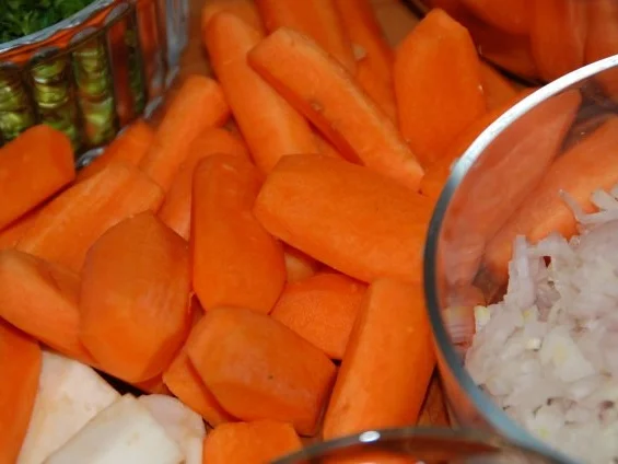 Rezept: REGENBOGENFORELLE IN WEISSWEIN MIT WURZELGEMÜSE UND CHAMPIGNONS Bild Nr. 6 REGENBOGENFORELLE IN WEISSWEIN MIT WURZELGEMÜSE UND CHAMPIGNONS - Rezept - Bild Nr. 6