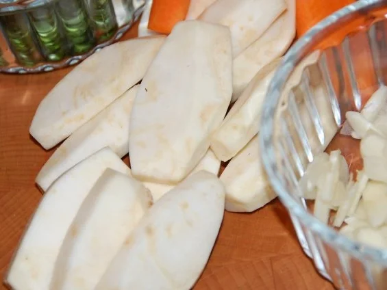 Rezept: REGENBOGENFORELLE IN WEISSWEIN MIT WURZELGEMÜSE UND CHAMPIGNONS Bild Nr. 7 REGENBOGENFORELLE IN WEISSWEIN MIT WURZELGEMÜSE UND CHAMPIGNONS - Rezept - Bild Nr. 7