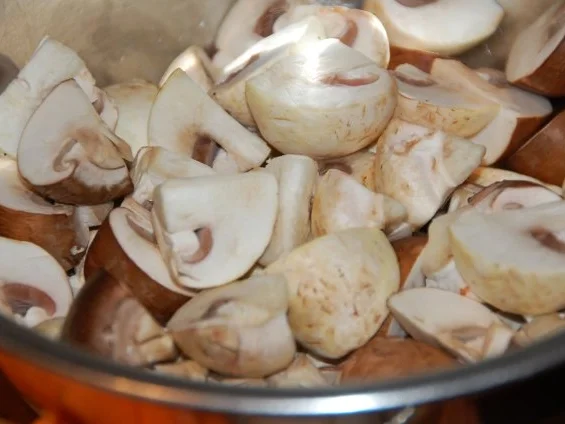 Rezept: REGENBOGENFORELLE IN WEISSWEIN MIT WURZELGEMÜSE UND CHAMPIGNONS Bild Nr. 8 REGENBOGENFORELLE IN WEISSWEIN MIT WURZELGEMÜSE UND CHAMPIGNONS - Rezept - Bild Nr. 8