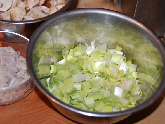 Rezept: REGENBOGENFORELLE IN WEISSWEIN MIT WURZELGEMÜSE UND CHAMPIGNONS Bild Nr. 9 REGENBOGENFORELLE IN WEISSWEIN MIT WURZELGEMÜSE UND CHAMPIGNONS - Rezept - Bild Nr. 9
