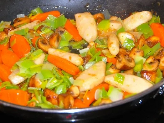 Rezept: REGENBOGENFORELLE IN WEISSWEIN MIT WURZELGEMÜSE UND CHAMPIGNONS Bild Nr. 12 REGENBOGENFORELLE IN WEISSWEIN MIT WURZELGEMÜSE UND CHAMPIGNONS - Rezept - Bild Nr. 12