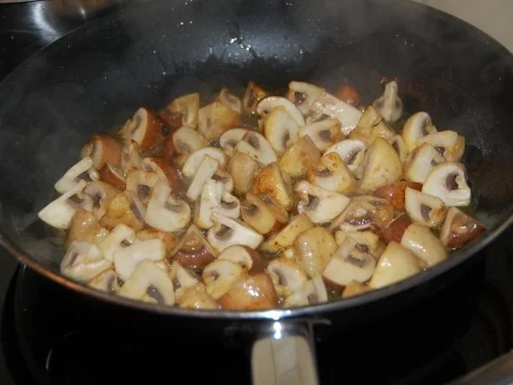 Rezept: REGENBOGENFORELLE IN WEISSWEIN MIT WURZELGEMÜSE UND CHAMPIGNONS Bild Nr. 11 REGENBOGENFORELLE IN WEISSWEIN MIT WURZELGEMÜSE UND CHAMPIGNONS - Rezept - Bild Nr. 11