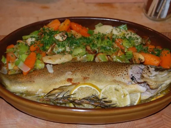 Rezept: REGENBOGENFORELLE IN WEISSWEIN MIT WURZELGEMÜSE UND CHAMPIGNONS Bild Nr. 13 REGENBOGENFORELLE IN WEISSWEIN MIT WURZELGEMÜSE UND CHAMPIGNONS - Rezept - Bild Nr. 13