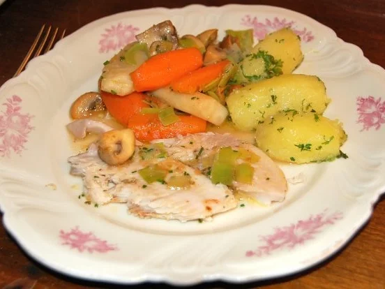 Rezept: REGENBOGENFORELLE IN WEISSWEIN MIT WURZELGEMÜSE UND CHAMPIGNONS Bild Nr. 14 REGENBOGENFORELLE IN WEISSWEIN MIT WURZELGEMÜSE UND CHAMPIGNONS - Rezept - Bild Nr. 14