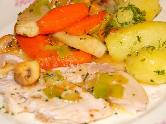 Rezept: REGENBOGENFORELLE IN WEISSWEIN MIT WURZELGEMÜSE UND CHAMPIGNONS Bild Nr. 15 REGENBOGENFORELLE IN WEISSWEIN MIT WURZELGEMÜSE UND CHAMPIGNONS - Rezept - Bild Nr. 15