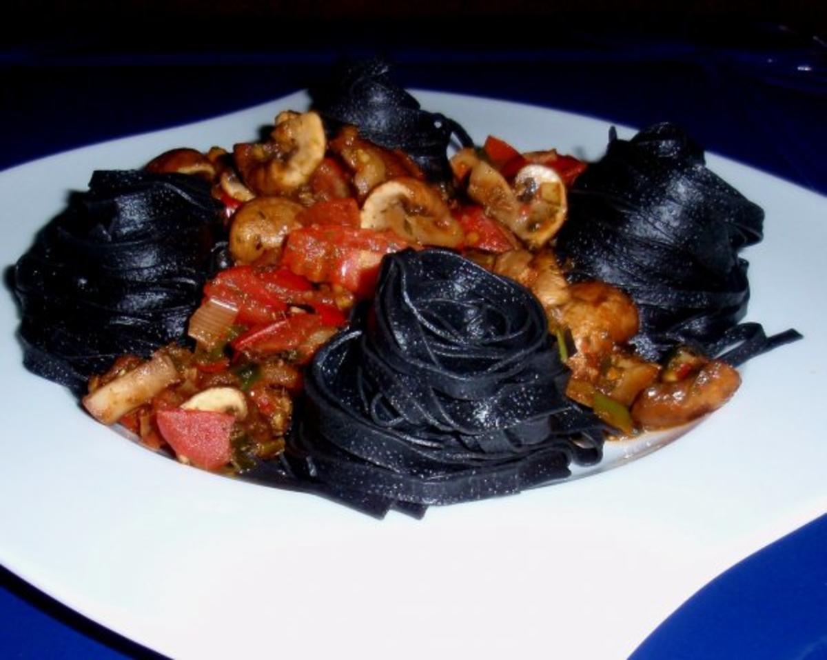 Fettuccine al nero di seppia mit Tomaten-Champignonsoße - Rezept