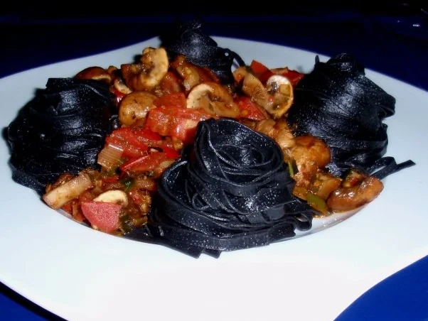 Rezept: Fettuccine al nero di seppia mit Tomaten-Champignonsoße Fettuccine al nero di seppia mit Tomaten-Champignonsoße - Rezept