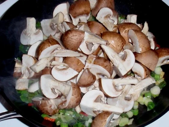 Rezept: Fettuccine al nero di seppia mit Tomaten-Champignonsoße Bild Nr. 3 Fettuccine al nero di seppia mit Tomaten-Champignonsoße - Rezept - Bild Nr. 3