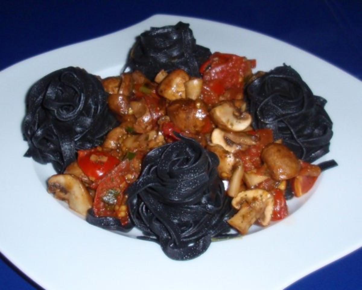 Fettuccine al nero di seppia mit Tomaten-Champignonsoße - Rezept - Bild Nr. 6