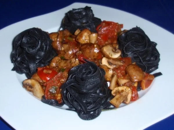 Rezept: Fettuccine al nero di seppia mit Tomaten-Champignonsoße Bild Nr. 6 Fettuccine al nero di seppia mit Tomaten-Champignonsoße - Rezept - Bild Nr. 6