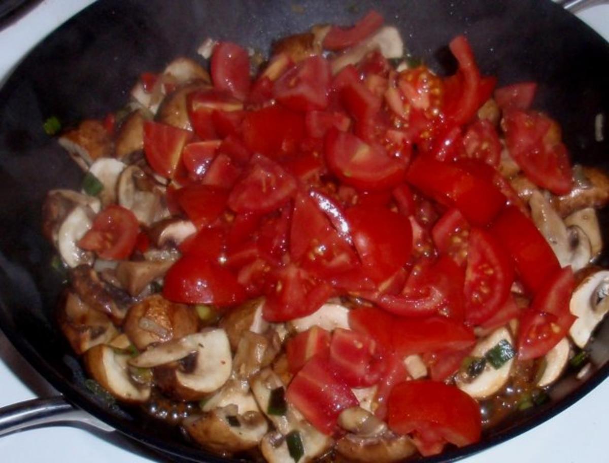 Fettuccine al nero di seppia mit Tomaten-Champignonsoße - Rezept - Bild Nr. 5