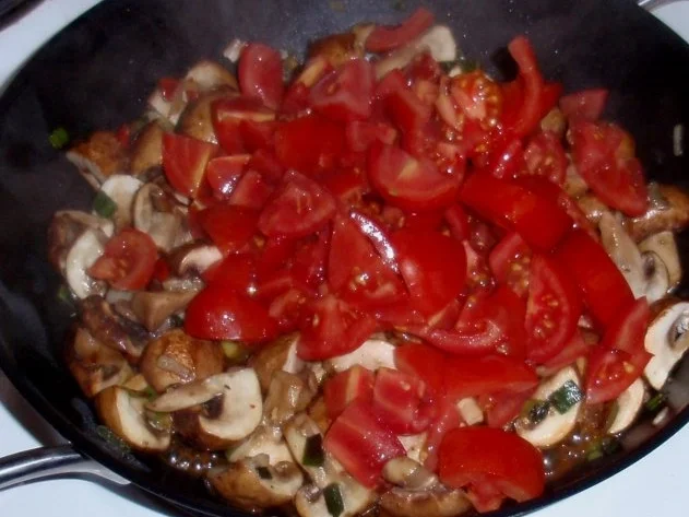 Rezept: Fettuccine al nero di seppia mit Tomaten-Champignonsoße Bild Nr. 5 Fettuccine al nero di seppia mit Tomaten-Champignonsoße - Rezept - Bild Nr. 5
