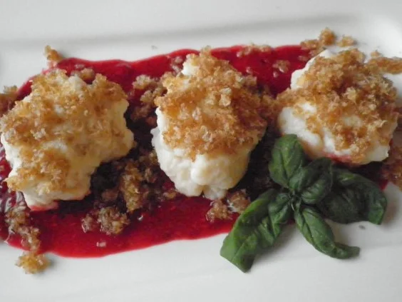 Rezept: Quarkklößchen auf Himbeerspiegel und brauner Kokosbutter Quarkklößchen auf Himbeerspiegel und brauner Kokosbutter - Rezept