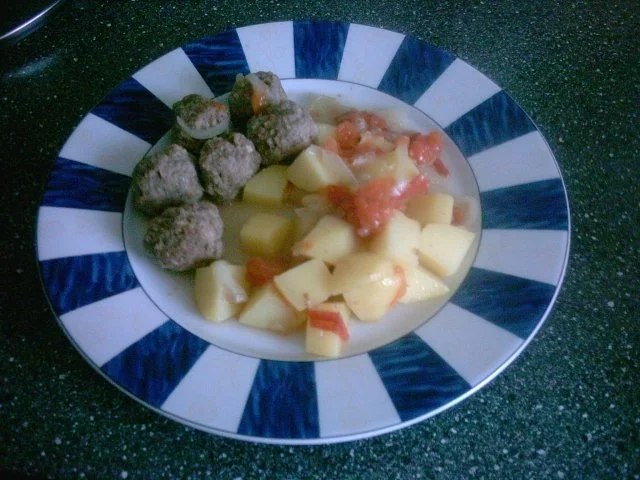 Rezept: Hackbällchen mit Kartoffeln in Soße Hackbällchen mit Kartoffeln in Soße - Rezept