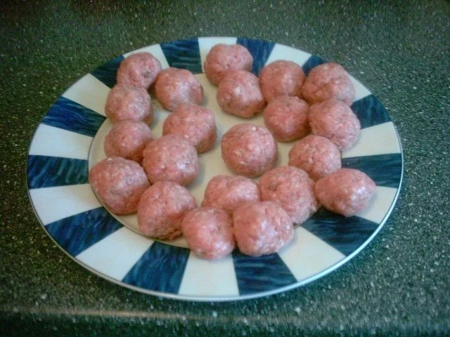 Rezept: Hackbällchen mit Kartoffeln in Soße Bild Nr. 4 Hackbällchen mit Kartoffeln in Soße - Rezept - Bild Nr. 4