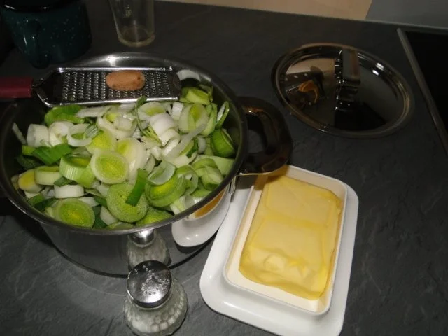 Hähnchenbrustfilets gefüllt mit Mozzarella in Weizenkleiekruste, schön nussig mit - Rezept - Bild Nr. 2