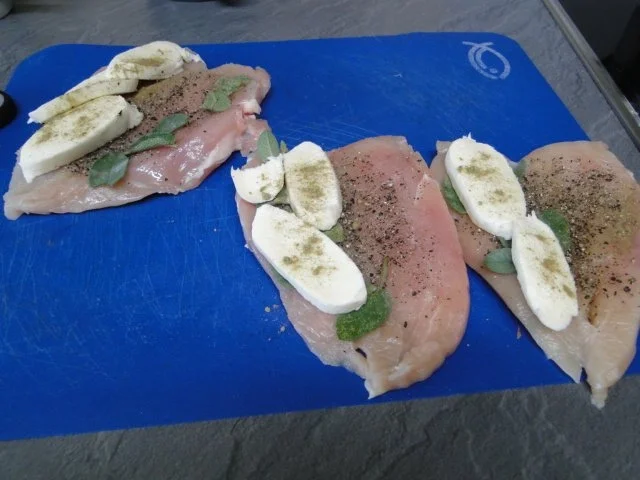 Hähnchenbrustfilets gefüllt mit Mozzarella in Weizenkleiekruste, schön nussig mit - Rezept - Bild Nr. 4