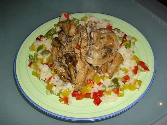 Rezept: Scharfes Hähnchengeschnetzeltes auf Paprikareis Scharfes Hähnchengeschnetzeltes auf Paprikareis - Rezept