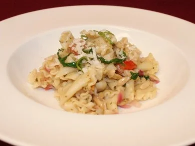 Nudeln mit Rucola, Kirschtomaten, Parmesan und Pinienkernen - Rezept
