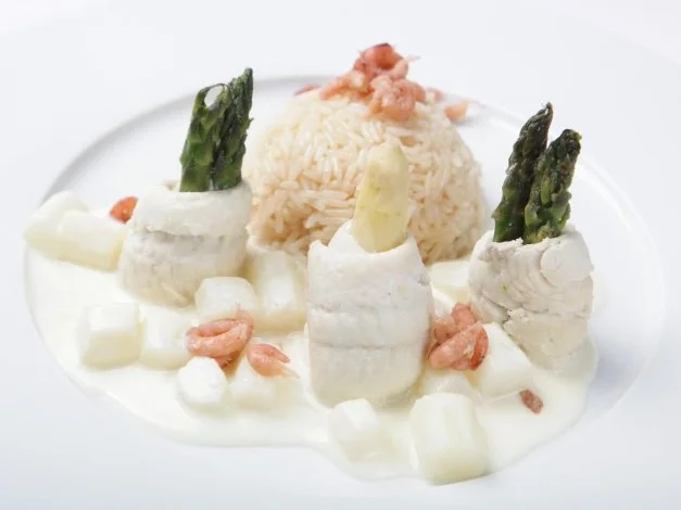 Rezept: Gefüllte Schollenfiletröllchen mit frischem Spargel in Weißweinsauce Gefüllte Schollenfiletröllchen mit frischem Spargel in Weißweinsauce - Rezept
