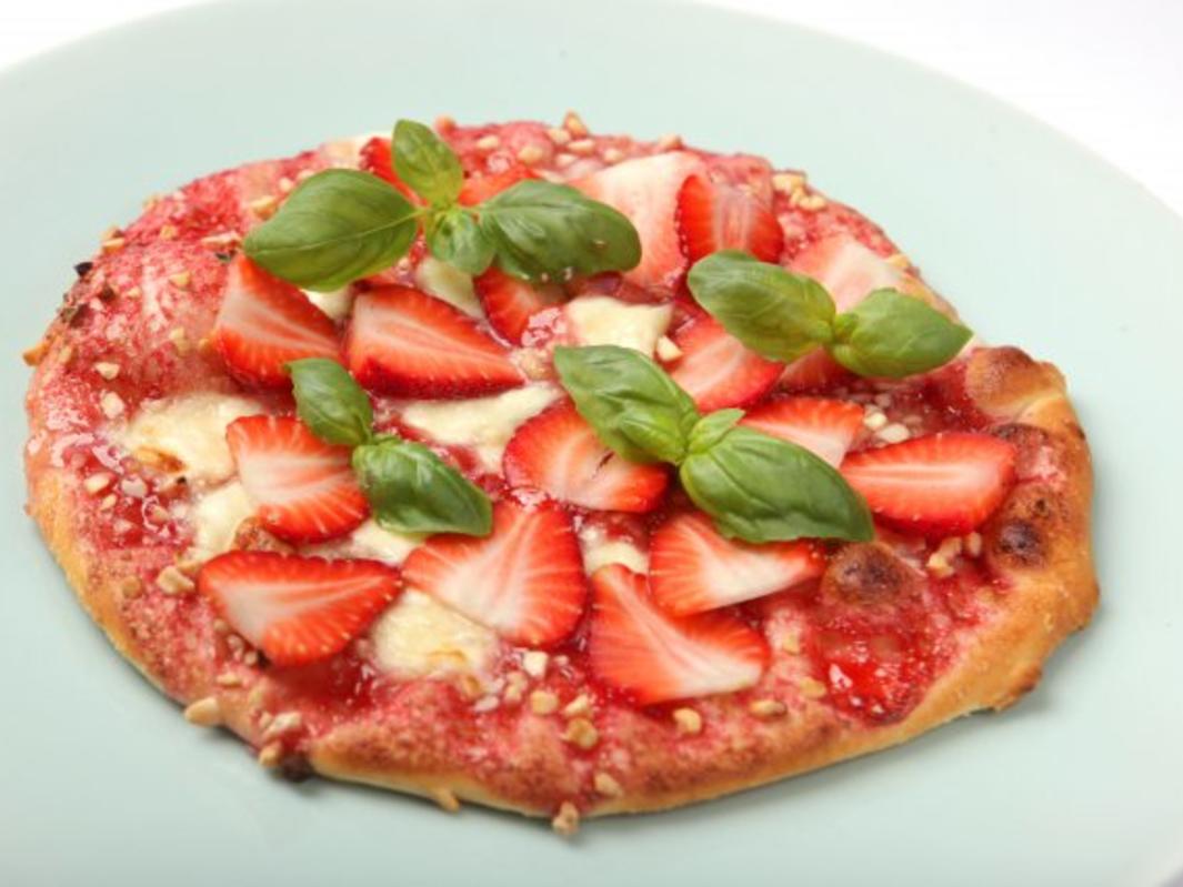 Erdbeerpizza mit Erdbeeren frisch und Weizenmehl - Rezept mit Bild ...