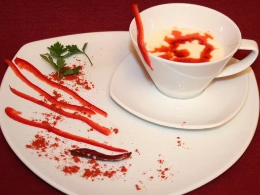 Joghurtsuppe mit frischem Zwiebelbrot und selbstgemachter Knoblauchkräuterbutter - Rezept