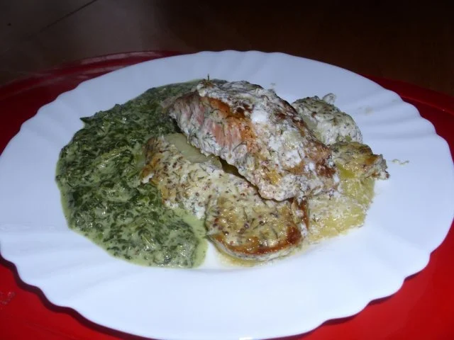 Überbackenes Lachsfilet mit Zitronen-Rahm-Spinat - Rezept