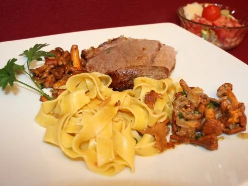 Gebratene Lammkeule mit Bandnudeln, Pfifferlingen und Tomatensalat - Rezept