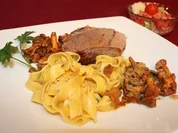 Rezept: Gebratene Lammkeule mit Bandnudeln, Pfifferlingen und Tomatensalat Gebratene Lammkeule mit Bandnudeln, Pfifferlingen und Tomatensalat - Rezept