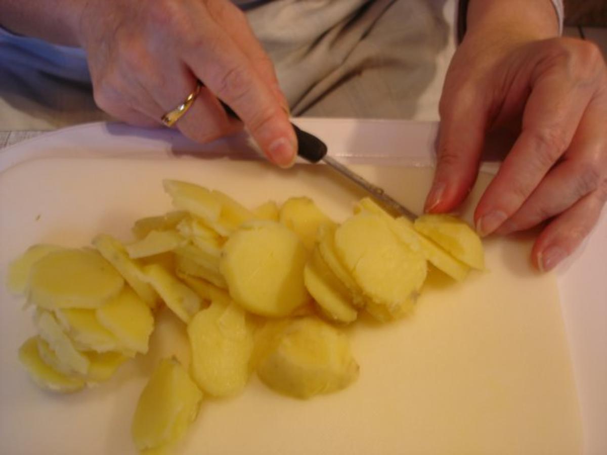 Warmer Leberkäs mit schwäbischen Kartoffelsalat und Möhrensalat - Rezept - Bild Nr. 8