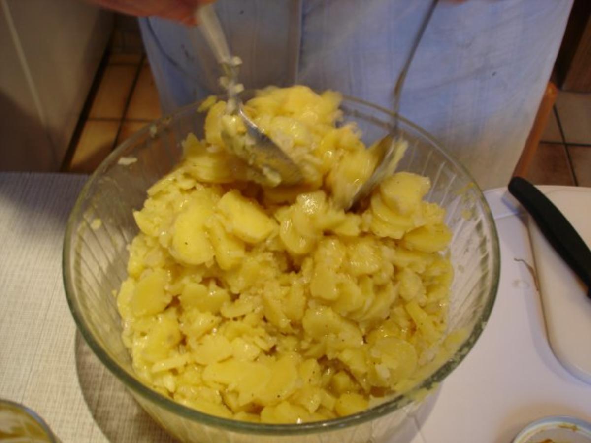 Warmer Leberkäs mit schwäbischen Kartoffelsalat und Möhrensalat - Rezept - Bild Nr. 9
