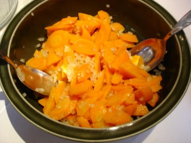 Warmer Leberkäs mit schwäbischen Kartoffelsalat und Möhrensalat - Rezept - Bild Nr. 10