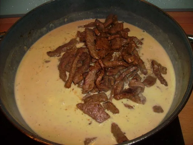Rezept: Geschnetzeltes in cremiger Pfefferrahmsauce Bild Nr. 6 Geschnetzeltes in cremiger Pfefferrahmsauce - Rezept - Bild Nr. 6