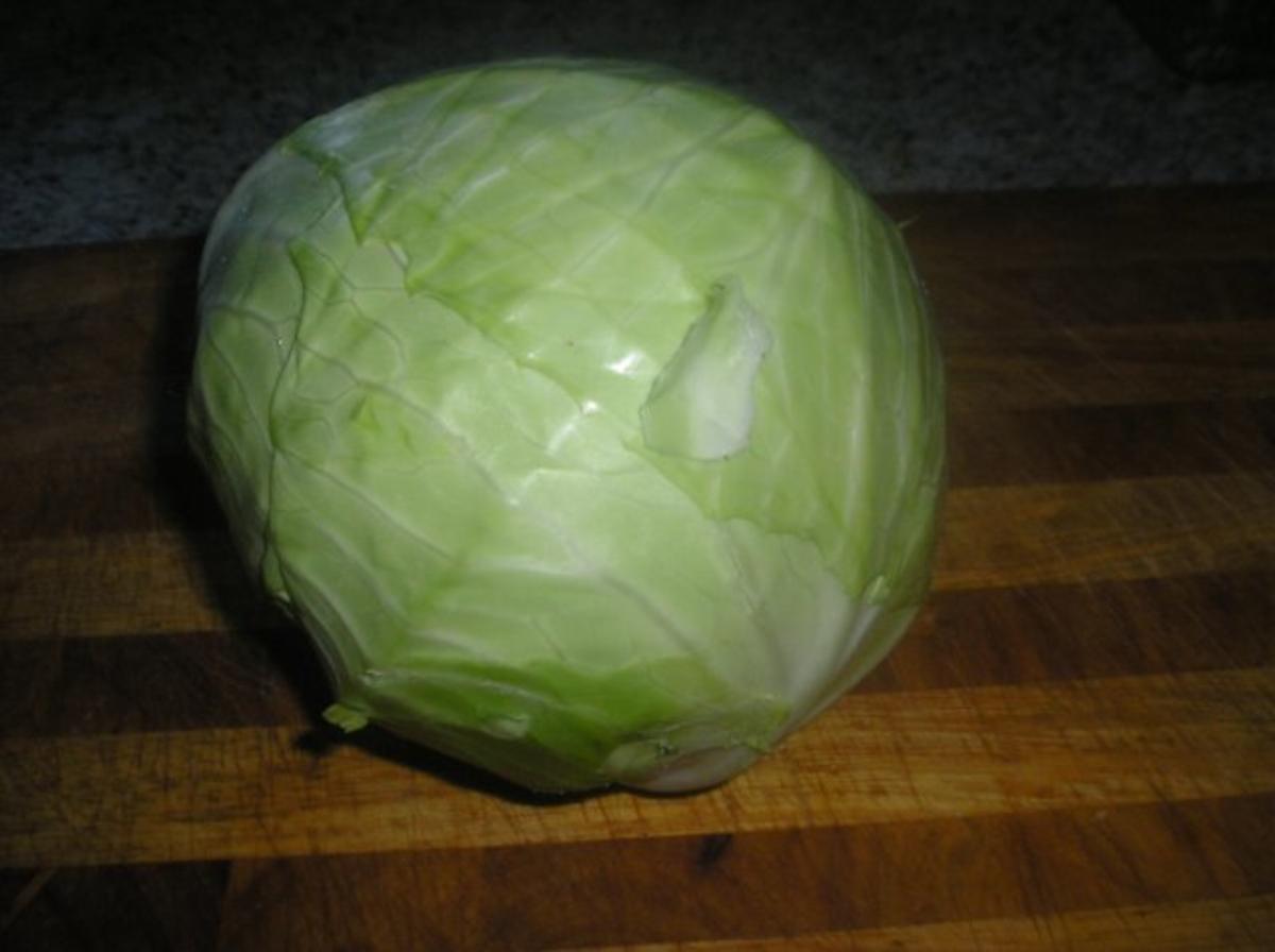 Weinkraut mit Weißkohl (Weißkraut) - feinnudelig geschnitten und Fett ...