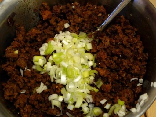 Dattel-Hackfleisch-Teigtaschen mit Petersilien-Schmand-Dipp - Rezept - Bild Nr. 5