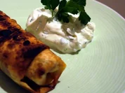 Dattel-Hackfleisch-Teigtaschen mit Petersilien-Schmand-Dipp - Rezept