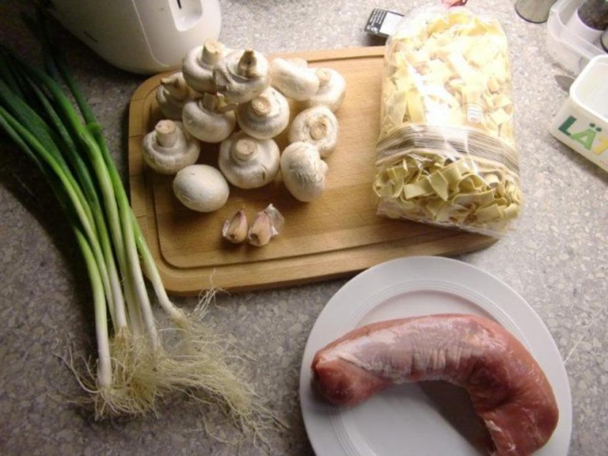 Schweinefilet auf Bandnudeln mit Champignons - Rezept - kochbar.de