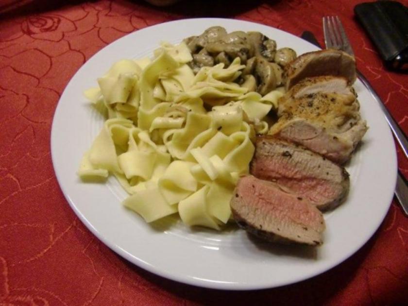 Schweinefilet auf Bandnudeln mit Champignons - Rezept - kochbar.de