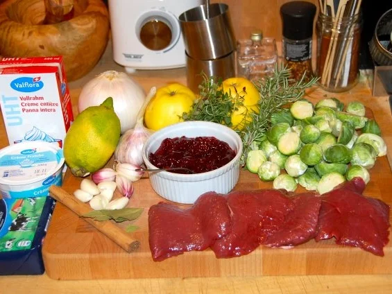 Rezept: HIRSCHSCHNITZEL AN COGNAC - PREISELBEERRAHMSAUCE MIT GEFÜLLTEM APFEL UND ROSENKOHL HIRSCHSCHNITZEL AN COGNAC - PREISELBEERRAHMSAUCE MIT GEFÜLLTEM APFEL UND ROSENKOHL - Rezept