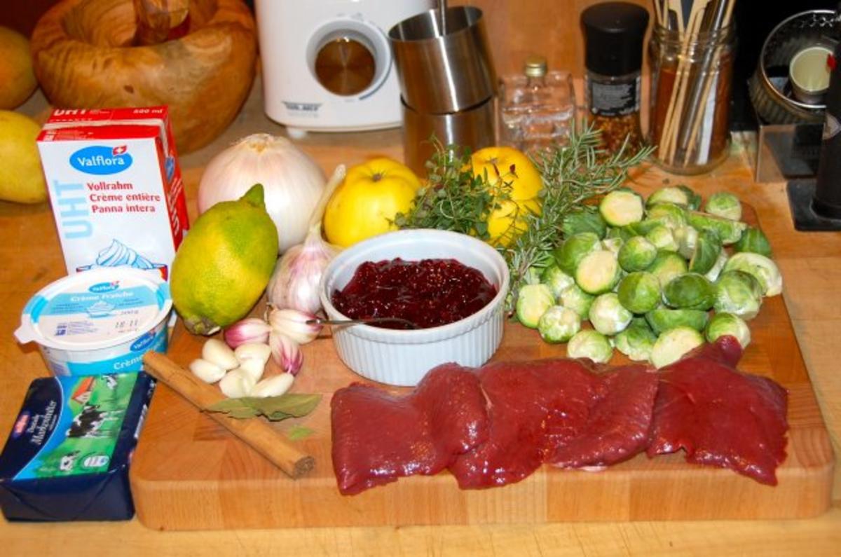 Bilder für HIRSCHSCHNITZEL AN COGNAC - PREISELBEERRAHMSAUCE MIT GEFÜLLTEM APFEL UND ROSENKOHL - Rezept