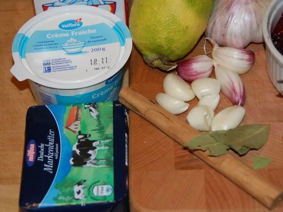 Rezept: HIRSCHSCHNITZEL AN COGNAC - PREISELBEERRAHMSAUCE MIT GEFÜLLTEM APFEL UND ROSENKOHL Bild Nr. 2 HIRSCHSCHNITZEL AN COGNAC - PREISELBEERRAHMSAUCE MIT GEFÜLLTEM APFEL UND ROSENKOHL - Rezept - Bild Nr. 2