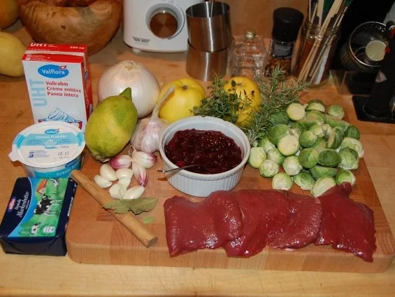 Rezept: HIRSCHSCHNITZEL AN COGNAC - PREISELBEERRAHMSAUCE MIT GEFÜLLTEM APFEL UND ROSENKOHL Bild Nr. 6 HIRSCHSCHNITZEL AN COGNAC - PREISELBEERRAHMSAUCE MIT GEFÜLLTEM APFEL UND ROSENKOHL - Rezept - Bild Nr. 6