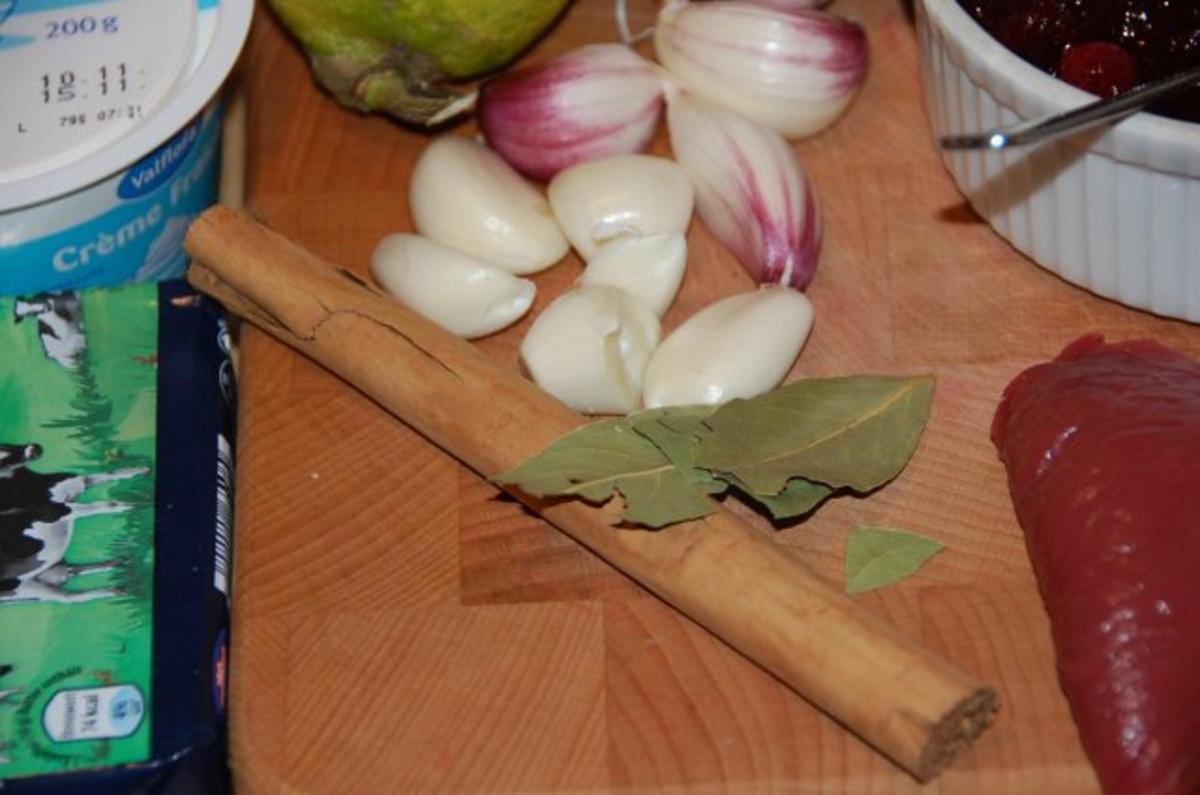 HIRSCHSCHNITZEL AN COGNAC - PREISELBEERRAHMSAUCE MIT GEFÜLLTEM APFEL UND ROSENKOHL - Rezept - Bild Nr. 7