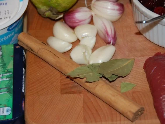 Rezept: HIRSCHSCHNITZEL AN COGNAC - PREISELBEERRAHMSAUCE MIT GEFÜLLTEM APFEL UND ROSENKOHL Bild Nr. 7 HIRSCHSCHNITZEL AN COGNAC - PREISELBEERRAHMSAUCE MIT GEFÜLLTEM APFEL UND ROSENKOHL - Rezept - Bild Nr. 7