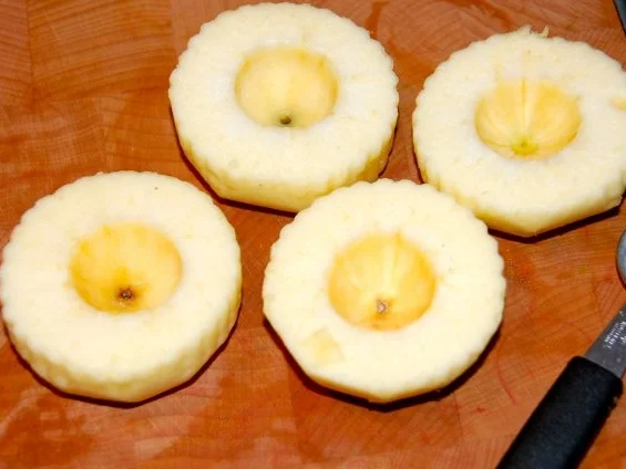 Rezept: HIRSCHSCHNITZEL AN COGNAC - PREISELBEERRAHMSAUCE MIT GEFÜLLTEM APFEL UND ROSENKOHL Bild Nr. 8 HIRSCHSCHNITZEL AN COGNAC - PREISELBEERRAHMSAUCE MIT GEFÜLLTEM APFEL UND ROSENKOHL - Rezept - Bild Nr. 8