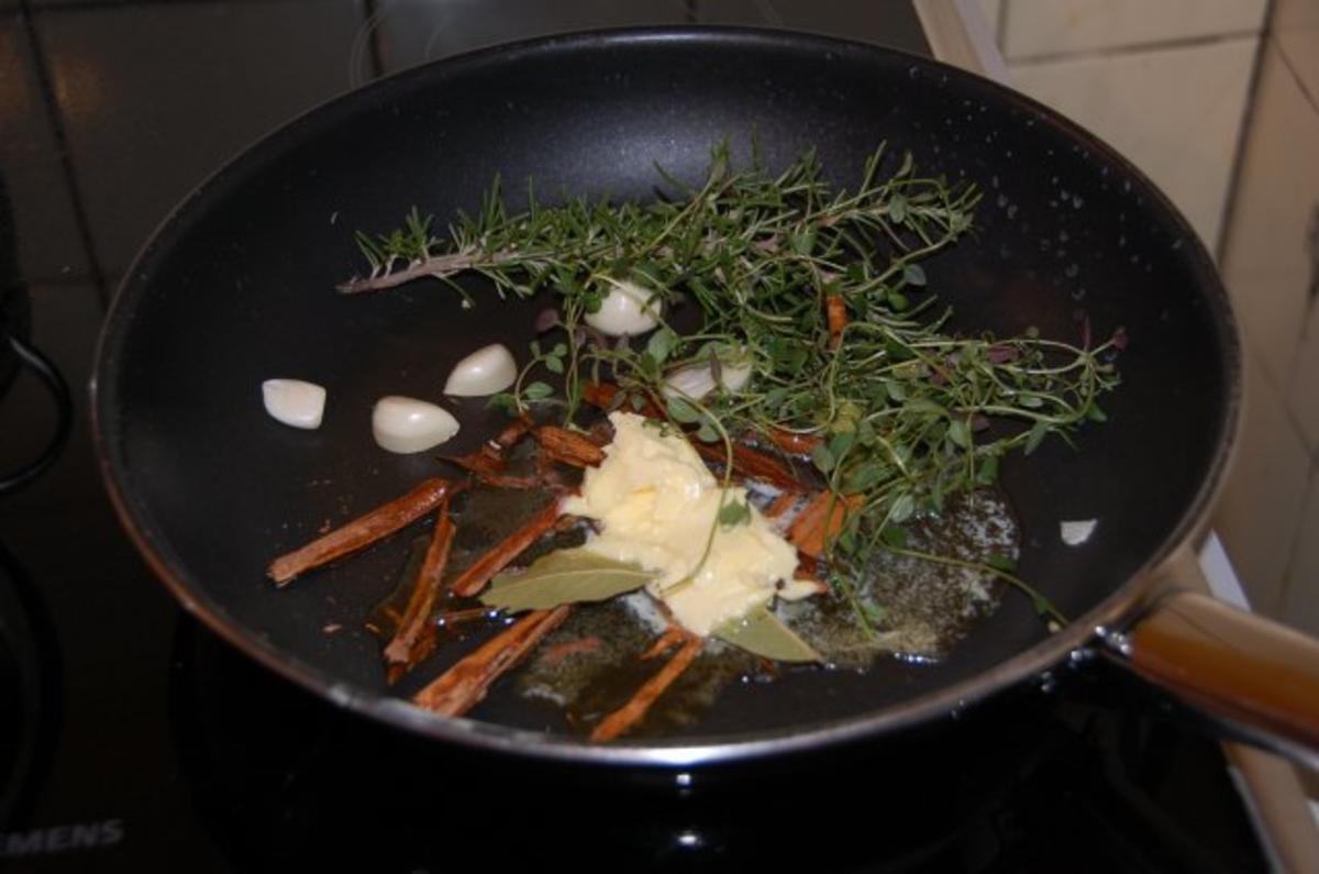 HIRSCHSCHNITZEL AN COGNAC - PREISELBEERRAHMSAUCE MIT GEFÜLLTEM APFEL UND ROSENKOHL - Rezept - Bild Nr. 9