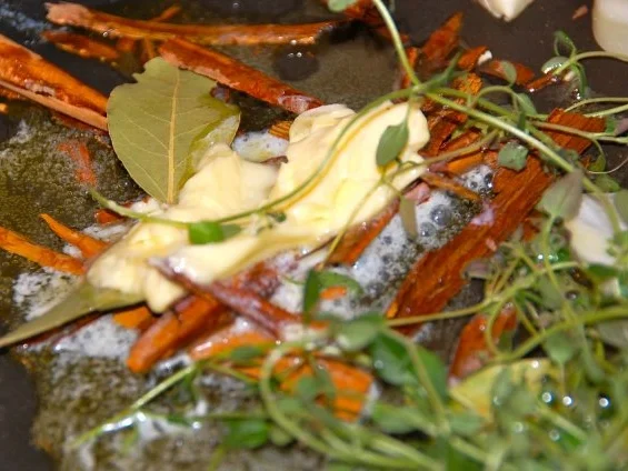 Rezept: HIRSCHSCHNITZEL AN COGNAC - PREISELBEERRAHMSAUCE MIT GEFÜLLTEM APFEL UND ROSENKOHL Bild Nr. 10 HIRSCHSCHNITZEL AN COGNAC - PREISELBEERRAHMSAUCE MIT GEFÜLLTEM APFEL UND ROSENKOHL - Rezept - Bild Nr. 10