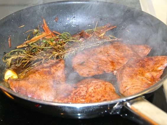 Rezept: HIRSCHSCHNITZEL AN COGNAC - PREISELBEERRAHMSAUCE MIT GEFÜLLTEM APFEL UND ROSENKOHL Bild Nr. 11 HIRSCHSCHNITZEL AN COGNAC - PREISELBEERRAHMSAUCE MIT GEFÜLLTEM APFEL UND ROSENKOHL - Rezept - Bild Nr. 11