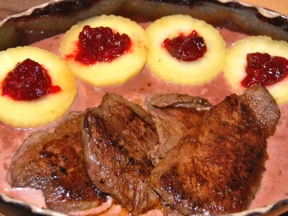 Rezept: HIRSCHSCHNITZEL AN COGNAC - PREISELBEERRAHMSAUCE MIT GEFÜLLTEM APFEL UND ROSENKOHL Bild Nr. 12 HIRSCHSCHNITZEL AN COGNAC - PREISELBEERRAHMSAUCE MIT GEFÜLLTEM APFEL UND ROSENKOHL - Rezept - Bild Nr. 12